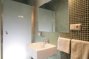 a bathroom with a sink and a mirror at Vivienda Turística Yamaries in Úbeda