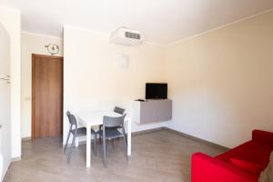 a living room with a white table and chairs at Agriturismo Greppi in Crescentino