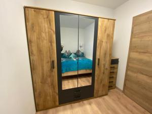a large mirror in a room with a bed at Haus Caré in Weissensee