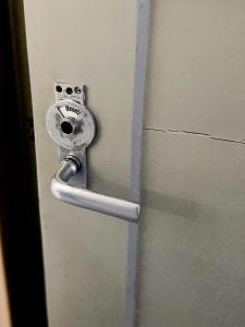 a door with a door knob on a door with a door at WEINQUARTIER Weingarten Loft 70 qm 2 SZ Altstadt Balkon Himmelbett Küche Parkplatz in Naumburg