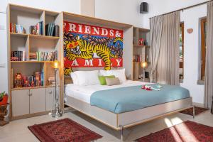 a bedroom with a bed with a painting of a tiger at אזמרה בית אירוח מיוחד עם נוף מדהים ובריכה מחוממת בישוב אמירים in Amirim