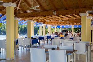 En restaurant eller et andet spisested på Apartments Duje Ribnica