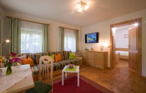 ein Wohnzimmer mit einem Sofa und einem Tisch in der Unterkunft Kollerhof in Itter