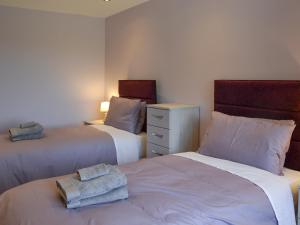 a bedroom with two beds with towels on them at Aimmee's Lodge - Ukc2203 in Doddington