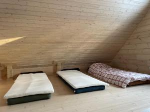 two beds in a room in a attic at Sikana Mõisa saun in Sikana