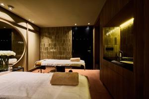 a bedroom with a bed and a bathroom with a sink at Platinum Palace Boutique Hotel & SPA in Wrocław