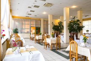 A restaurant or other place to eat at Hotel Accademia