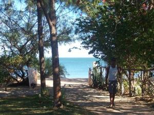 una persona caminando por un camino cerca de la playa en Villa Miadana, en Mahajanga