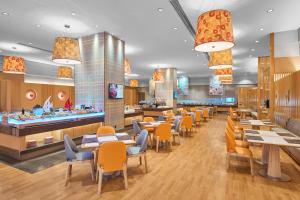 a restaurant with tables and chairs and a bar at Four Points by Sheraton Shanghai, Daning in Shanghai
