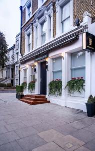 ein Gebäude mit blauer Tür auf einer Straße in der Unterkunft NOX Belsize Park in London