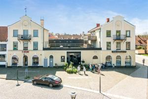 a building with a car parked in front of it at Våningen vid Havet in Simrishamn