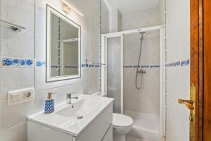 a white bathroom with a sink and a toilet at Rustica, Centrica & Agradable in Palma de Mallorca