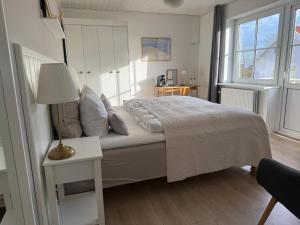 En eller flere senge i et værelse på Hotel Strandly Skagen