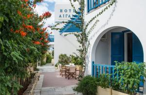 ulica w positano z niebiesko-białymi budynkami w obiekcie Hotel Aegeon w mieście Parikia