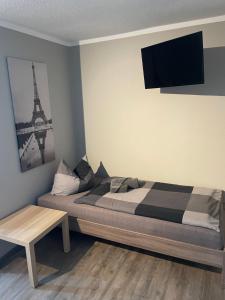 a bedroom with a bed with the eiffel tower at Die Kantine Wittenburg Zimmervermietung und Hostel in Wittenburg