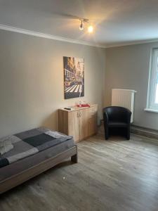 a bedroom with a bed and a desk and a chair at Die Kantine Wittenburg Zimmervermietung und Hostel in Wittenburg