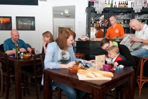 un grupo de personas sentadas en una mesa en un restaurante en City Hostel Vlissingen, en Vlissingen