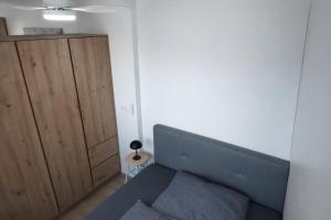 ein Schlafzimmer mit einem Bett und einem Holzschrank in der Unterkunft Auszeitbox in Schärding