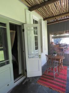 Broadlands Country House的阳台或露台