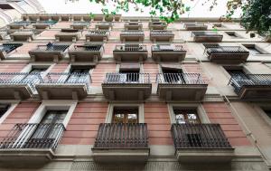 un edificio alto con balcones a un lado. en AB Centric Barcelona, en Barcelona