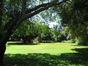 Broadlands Country House外面的花园