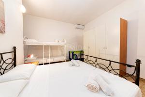 a bedroom with two beds and a crib at Villa Mello in Torre Lapillo
