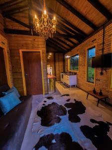 a living room with a large rug on the floor at Cabanas Vista da Pedra in Grão Pará