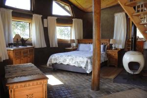 1 dormitorio con 1 cama y algunas ventanas en The Funny Farm Shire, en Duiwerivier