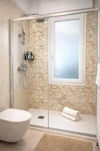 a bathroom with a shower with a toilet and a window at Casa Rosetta - Relax in Centro - Parcheggio Privato, Mare a 2 Passi in Bordighera +45 photos