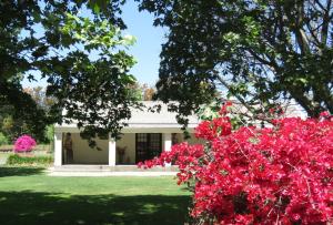 Broadlands Country House外面的花园