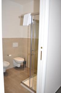 IrsinaにあるIbasilischiのバスルーム(トイレ、ガラス張りのシャワーブース付)
