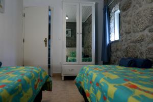 ein Schlafzimmer mit zwei Betten und einem Spiegel in der Unterkunft Luxury Private apartment FREE Play Park inc QUID BIKES PRIVATE Heated swimming pool in Sinde + 81 Fotos
