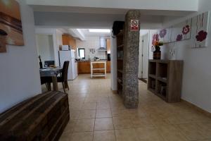 eine Küche und ein Wohnzimmer mit einem Tisch in der Unterkunft Luxury Private apartment FREE Play Park inc QUID BIKES PRIVATE Heated swimming pool in Sinde