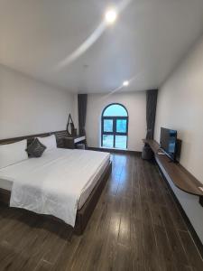 a bedroom with a bed and a tv in it at LS HOTEl in Kim Bảng
