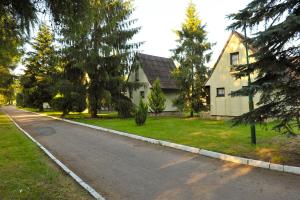 una casa al lado de una carretera en Stary Młyn, en Bolesławiec