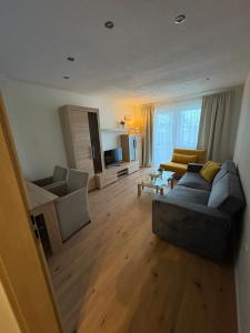 a living room with a couch and a table at Entspannt wohlfühlen! in Gießen