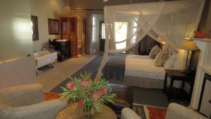 KirkwoodBroadlands Country House的带天篷床的卧室