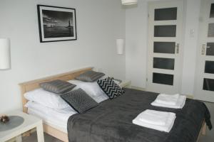 een slaapkamer met een bed met zwart-witte kussens bij Apartament Warszawska in Gorzów Wielkopolski