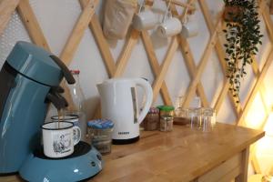 a kitchen counter with a coffee maker and a blender at Le Cocon de Tranquillité au Cœur de la Campagne in Les Pégués