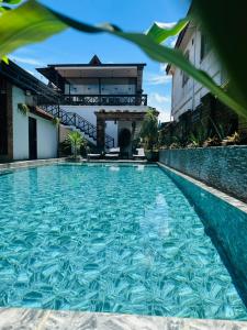 a swimming pool in the middle of a building at Win Hotel Vang Vieng in Vang Vieng