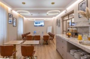 a kitchen and dining room with a table and chairs at PAPPAS hotel&studio in Poděbrady