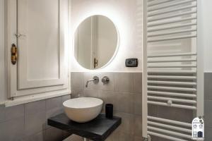 a bathroom with a bowl sink and a mirror at I due Ciueli in Pescia