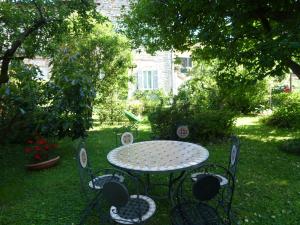a table and chairs in a yard with a garden at Il Nido in Gravedona