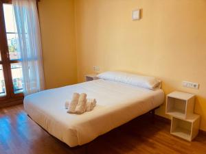 a bedroom with a bed with two towels on it at Fuenteberros 1 in Golmayo