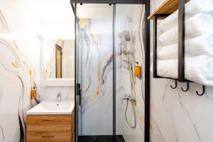 a bathroom with a shower and a sink at Hotel Ciao in Târgu-Mureş