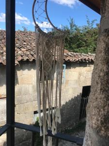 ein Traumfänger, der an einem Fenster hängt in der Unterkunft Casa Media Lúa in Allariz