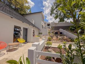 a patio with chairs and a table in a house at Amoris Guesthouse I - Randburg in Johannesburg