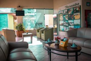 a waiting room with couches and a coffee table at Hotel Pousada Dos Ventos in Parnaíba