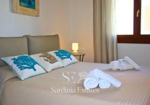 a bed with towels and folded towels on it at Pieno centro con parcheggio - Palau in Palau