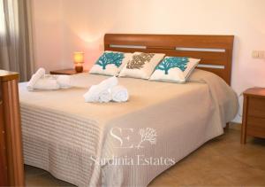 a bed with towels and pillows on top of it at Pieno centro con parcheggio - Palau in Palau